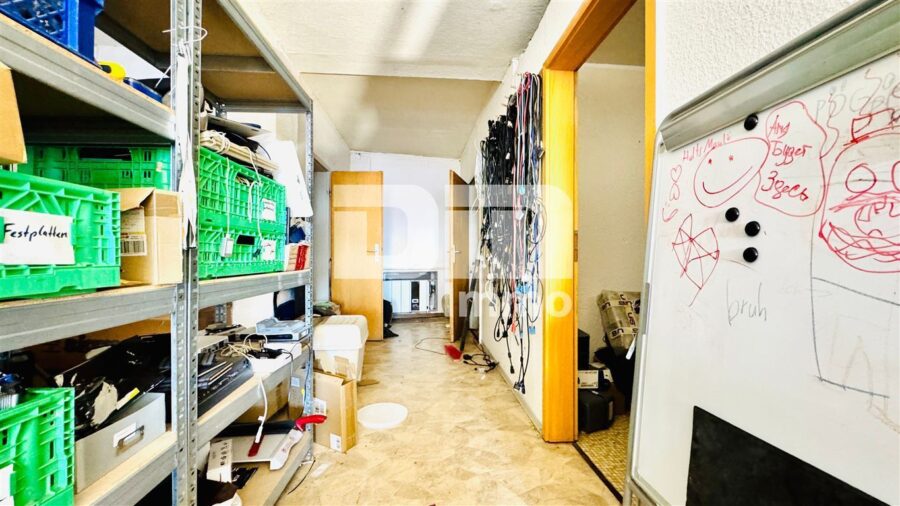 Vollvermietetes Wohn- und Gewerbeensemble: 3 Wohnungen + 2 Gewerbeeinheiten - EG Ladeneinheit recht / Hauptraum Lager